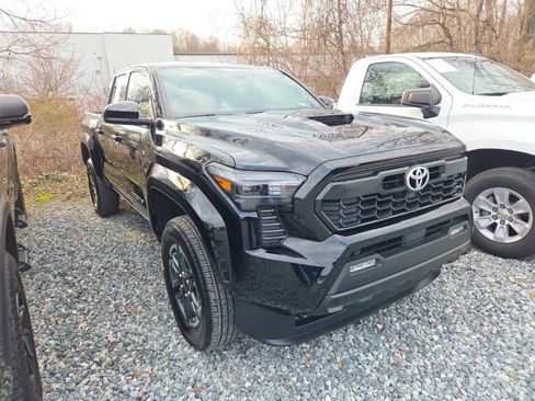 Used 2025 Toyota Tacoma TRD Sport image 2