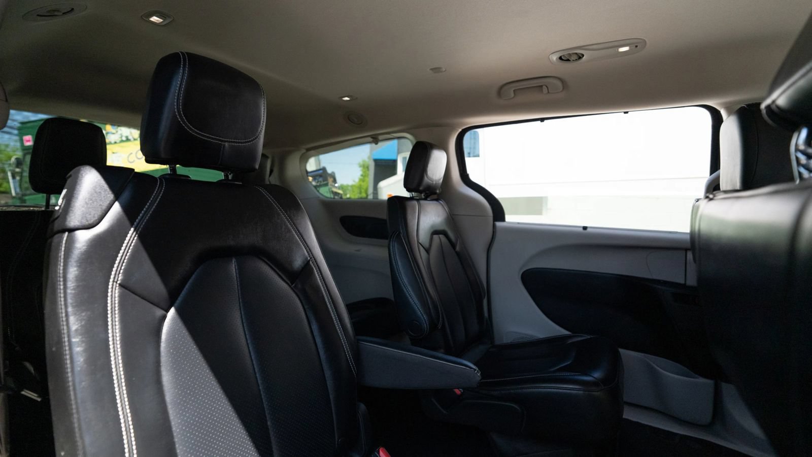 Used 2023 Chrysler Pacifica Touring-L FWD image 13