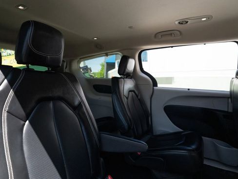 Used 2023 Chrysler Pacifica Touring-L FWD image 13