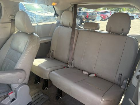 Used 2018 Toyota Sienna XLE FWD image 25