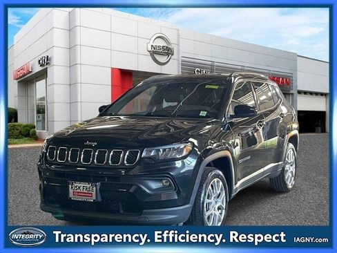Used 2023 Jeep Compass Latitude AWD/4WD image 4
