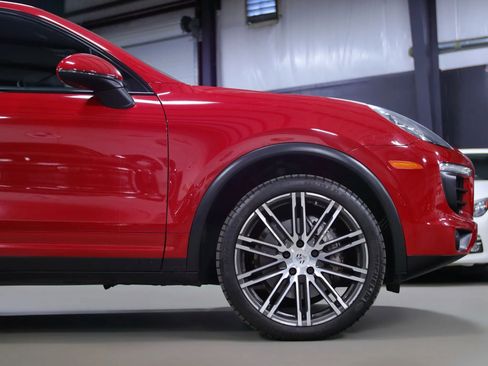 Used 2018 Porsche Cayenne S image 9