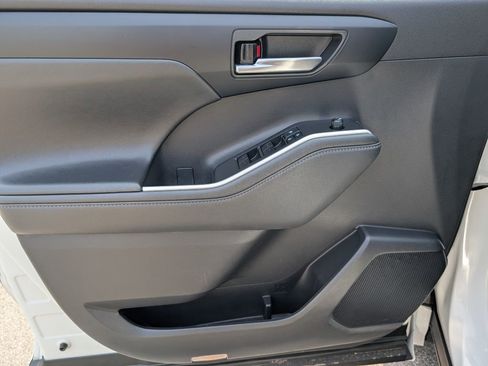 Used 2022 Toyota Highlander XLE AWD/4WD image 15