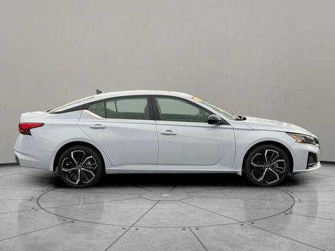 Used 2025 Nissan Altima 2.5 SR w/ SR Premium Package image 7