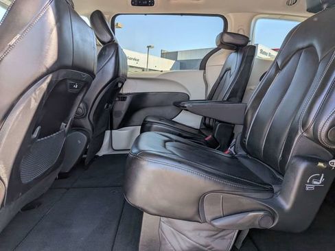 Used 2023 Chrysler Pacifica Touring-L image 13
