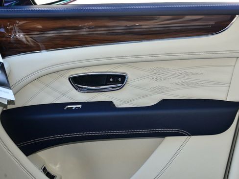 Used 2023 Bentley Bentayga Extended Wheelbase image 13