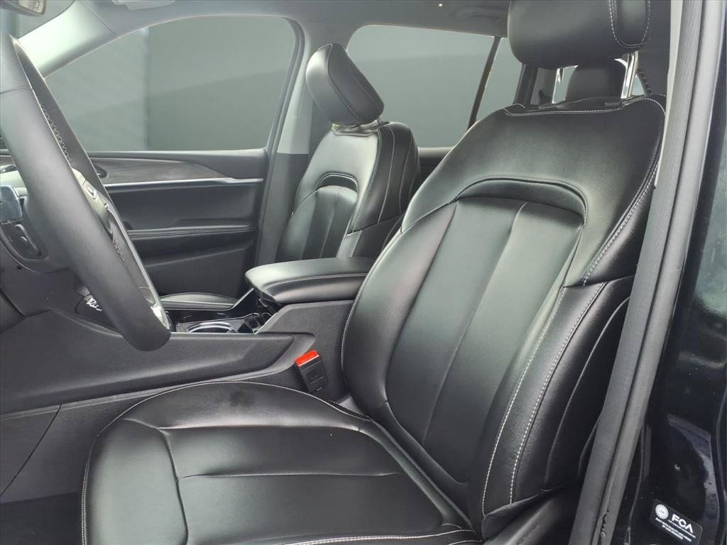 Used 2023 Jeep Grand Cherokee Limited AWD/4WD image 16