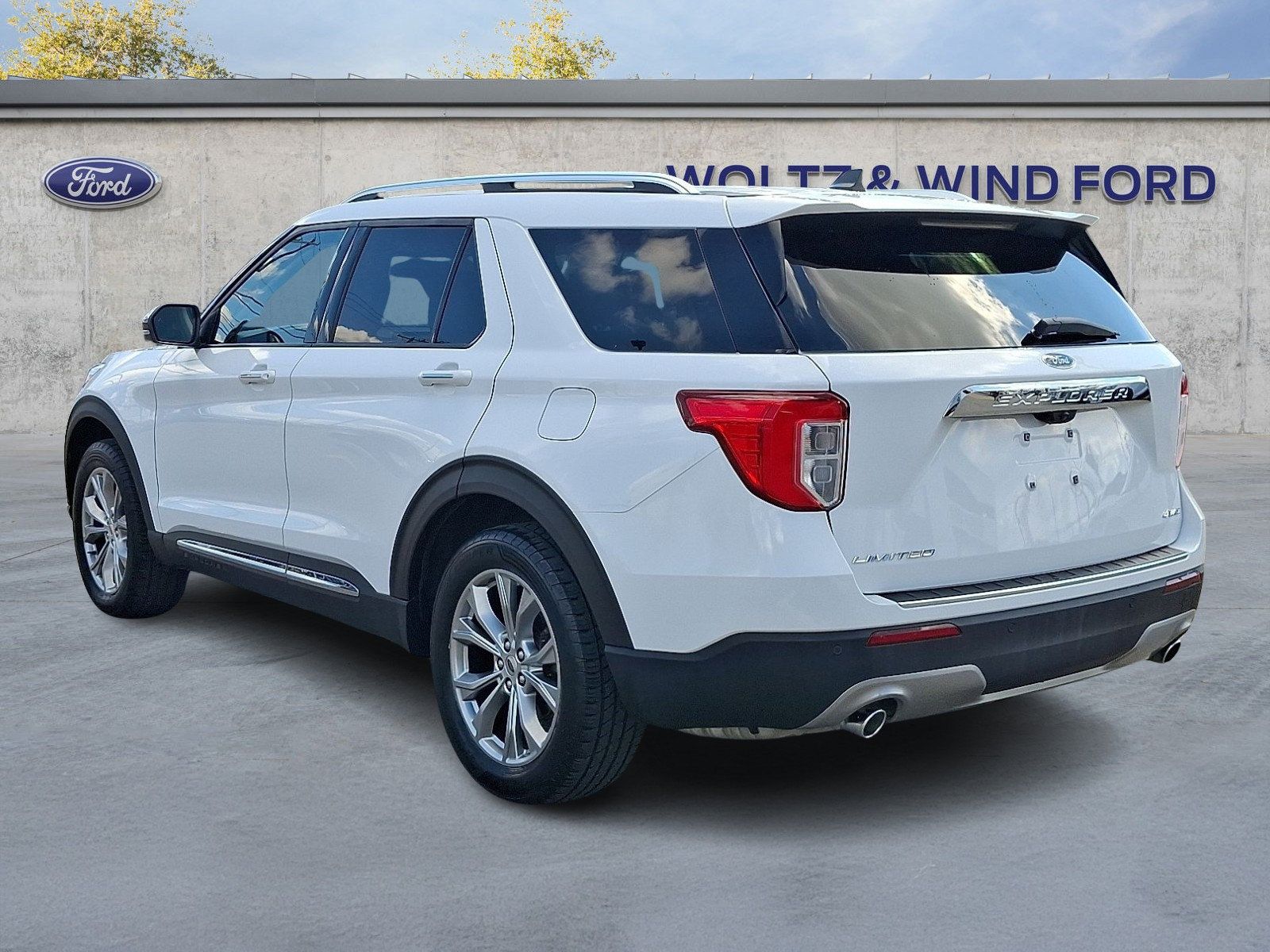 Used 2021 Ford Explorer Limited w/ Equipment Group 301A AWD/4WD image 4