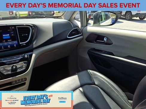 Used 2023 Chrysler Pacifica Touring-L FWD image 16