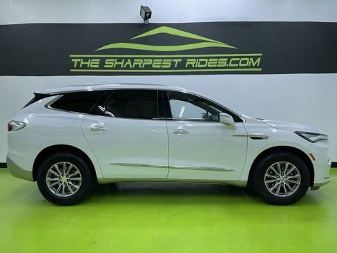 Used 2023 Buick Enclave Essence image 11