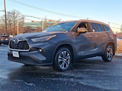 Certified 2024 Toyota Highlander XLE image 3