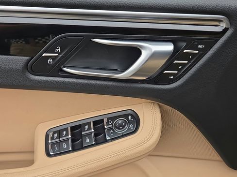 Certified 2021 Porsche Macan AWD/4WD image 7