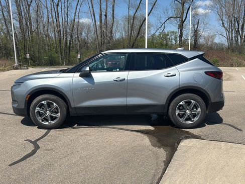 Used 2025 Chevrolet Blazer LT image 2