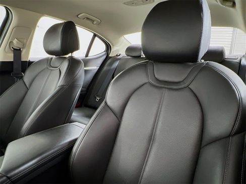 Used 2025 Genesis G70 2.5T image 11