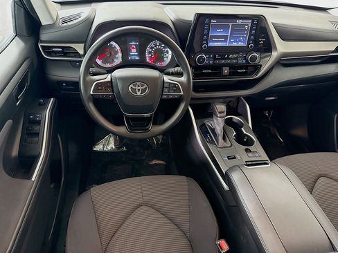 Used 2020 Toyota Highlander LE image 17