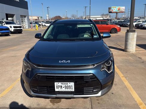 Used 2025 Kia Niro SX image 9