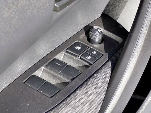 Used 2025 Toyota Corolla LE image 21