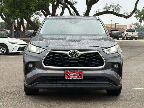 Used 2023 Toyota Highlander XLE FWD image 2