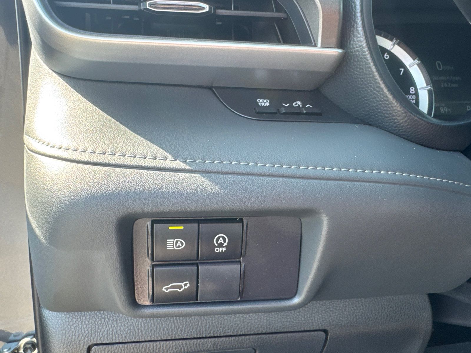 Used 2025 Toyota Highlander LE FWD image 16