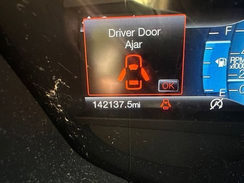 Used 2017 Ford Fusion SE w/ Fusion SE Technology Package FWD image 2