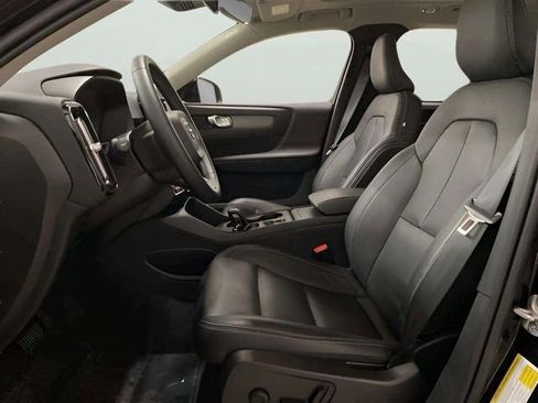 Used 2025 Volvo XC40 B5 Core image 44