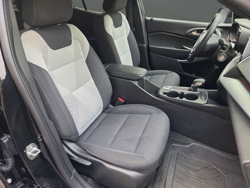 Used 2025 Chevrolet Trax RS FWD image 18