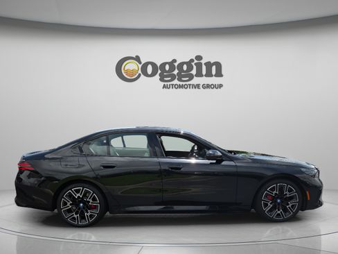 Used 2025 BMW 550e xDrive w/ Premium Package AWD/4WD image 6