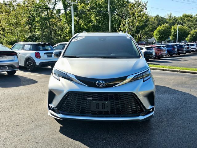 Used 2024 Toyota Sienna XSE w/ XSE Premium Package FWD image 3