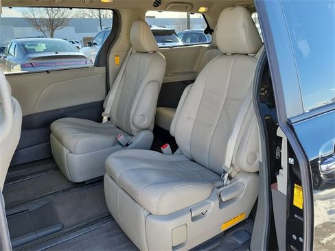 Used 2014 Toyota Sienna XLE image 22