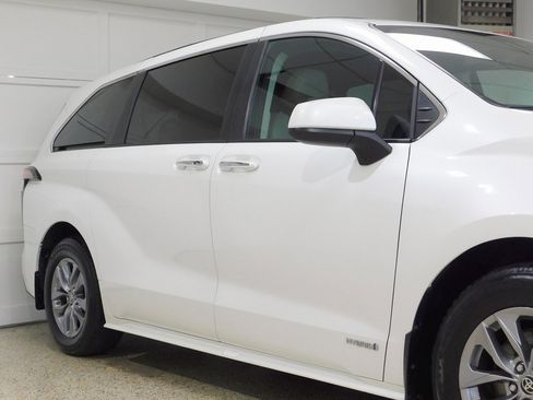 Used 2021 Toyota Sienna XLE image 11