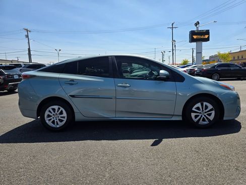 Used 2017 Toyota Prius Four w/ Premium Convenience Package FWD image 5