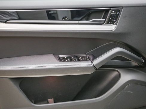 Certified 2025 Porsche Cayenne AWD/4WD image 27