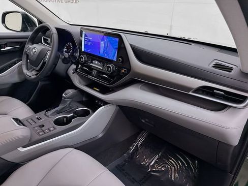 Used 2024 Toyota Highlander XLE image 31