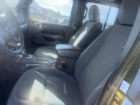 Used 2024 Jeep Wrangler Unlimited image 9