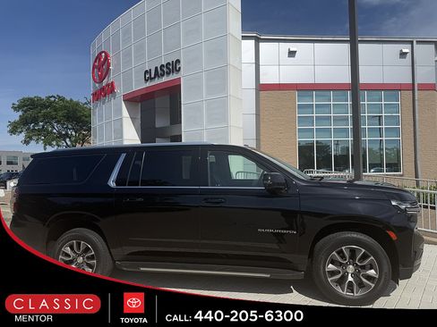 Used 2022 Chevrolet Suburban LT w/ Luxury Package AWD/4WD image 1