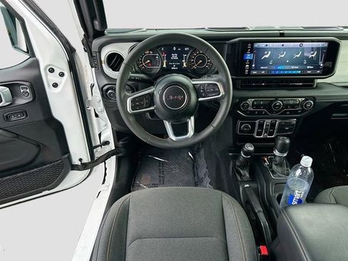 Used 2025 Jeep Wrangler Unlimited Sahara AWD/4WD image 18