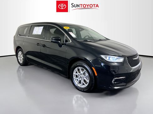Used 2023 Chrysler Pacifica Touring-L image 1