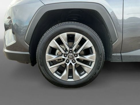 Used 2022 Toyota RAV4 XLE Premium image 14
