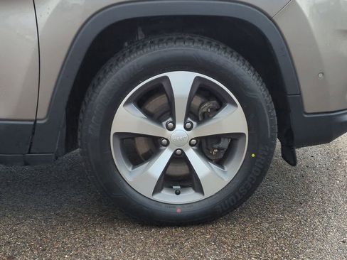 Used 2021 Jeep Cherokee Limited image 13