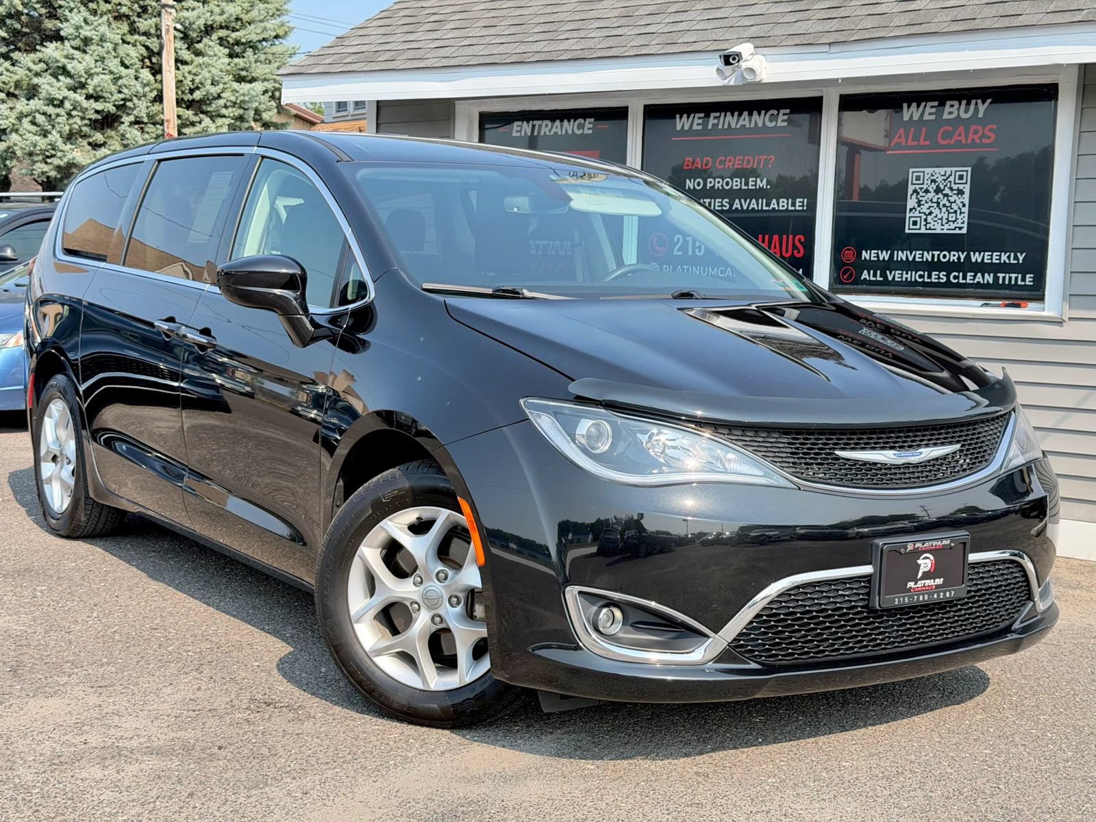 Used 2020 Chrysler Pacifica Touring w/ Tire & Wheel Group FWD image 15