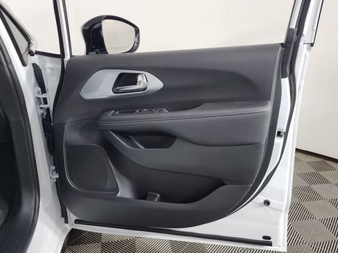 New 2026 Chrysler Pacifica Limited image 27
