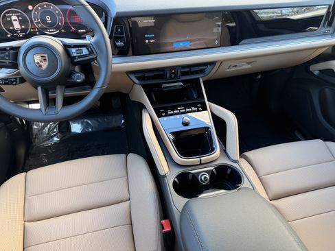 Certified 2026 Porsche Cayenne AWD/4WD image 18