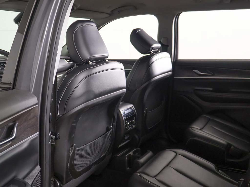 Used 2023 Jeep Grand Cherokee L Limited AWD/4WD image 29