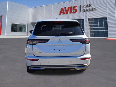 Used 2025 Mitsubishi Outlander SE image 5