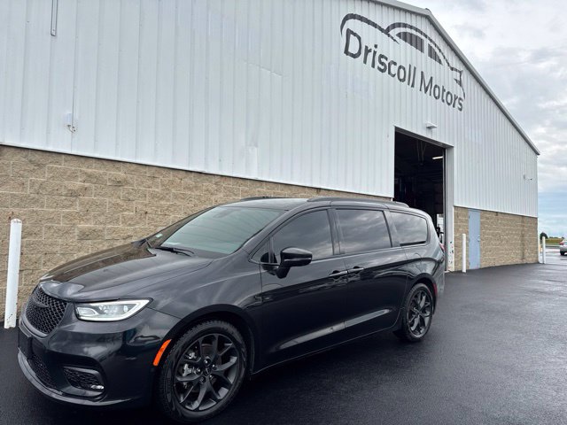 Used 2022 Chrysler Pacifica Limited w/ Uconnect Theater Family Group FWD image 2