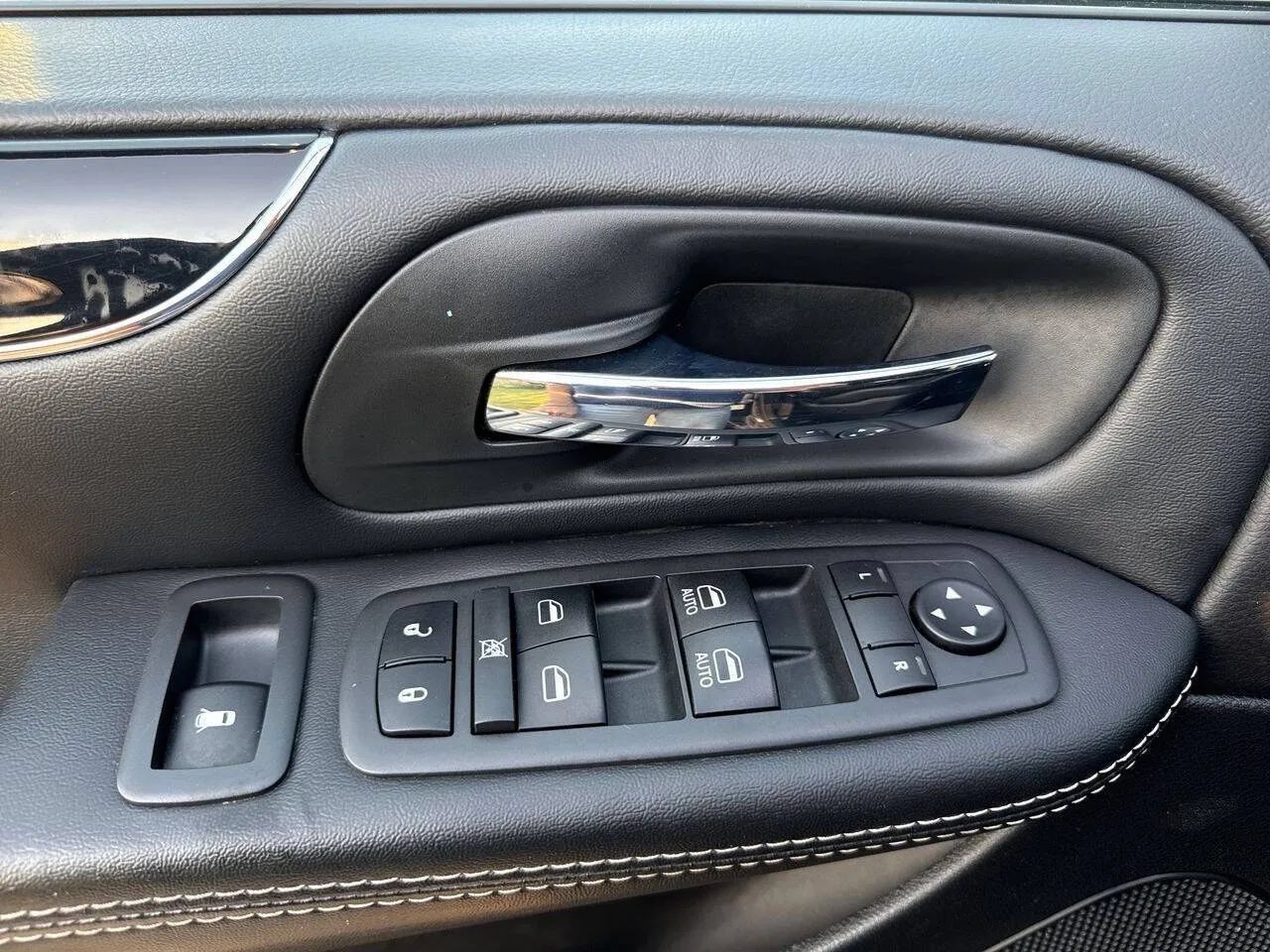 Used 2019 Dodge Grand Caravan SXT w/ Blacktop Package FWD image 13