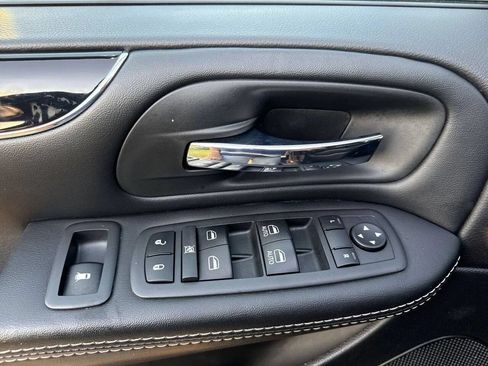 Used 2019 Dodge Grand Caravan SXT w/ Blacktop Package FWD image 13