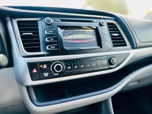 Used 2018 Toyota Highlander LE w/ Carpet Mat Package (TMS) FWD image 14
