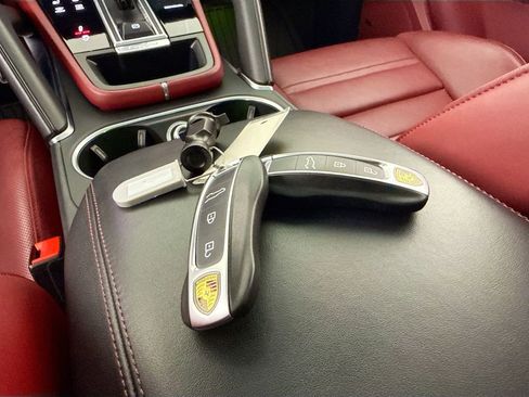 Used 2022 Porsche Cayenne Turbo S image 17