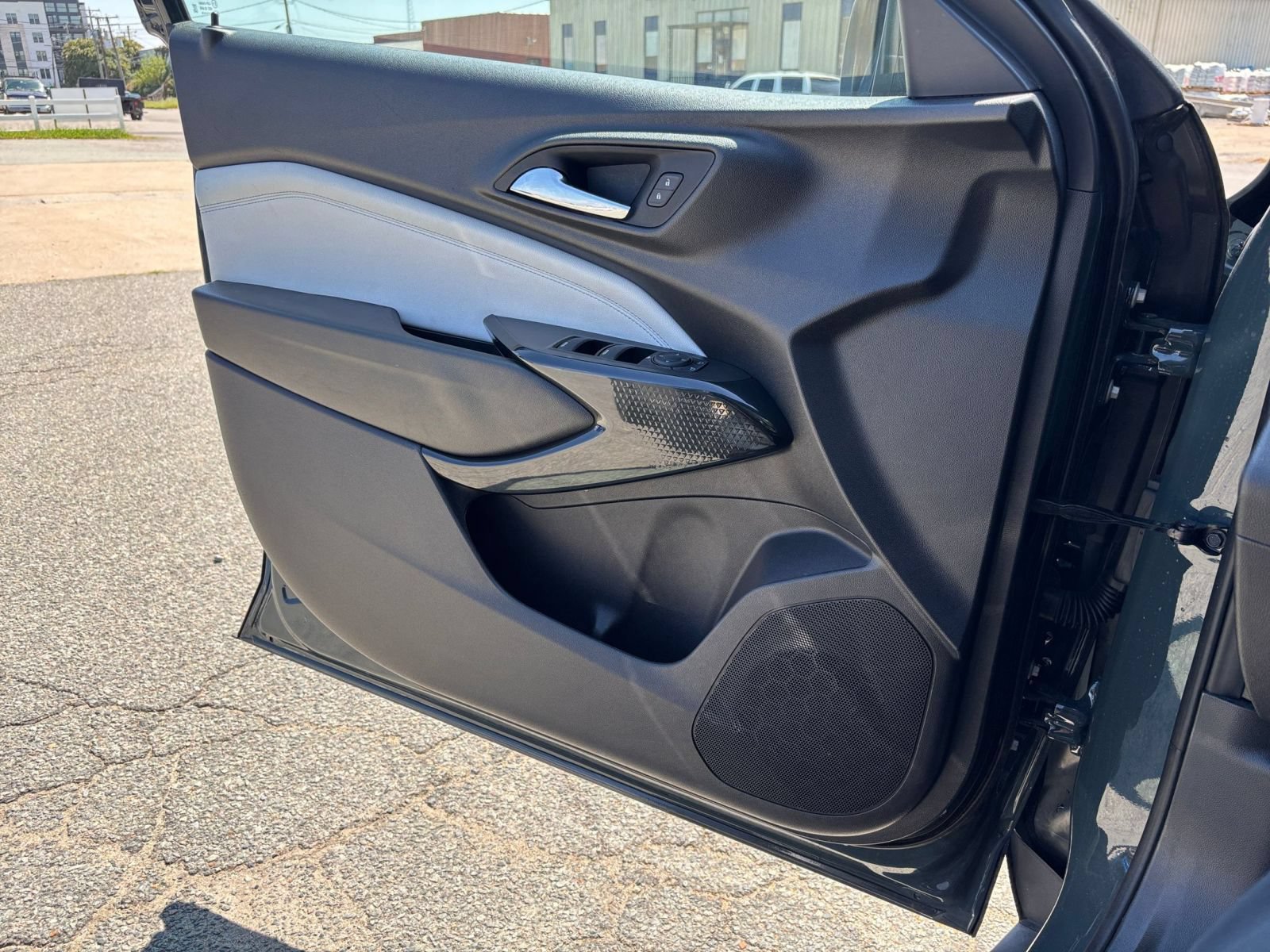 Used 2025 Chevrolet Trax LT FWD image 18
